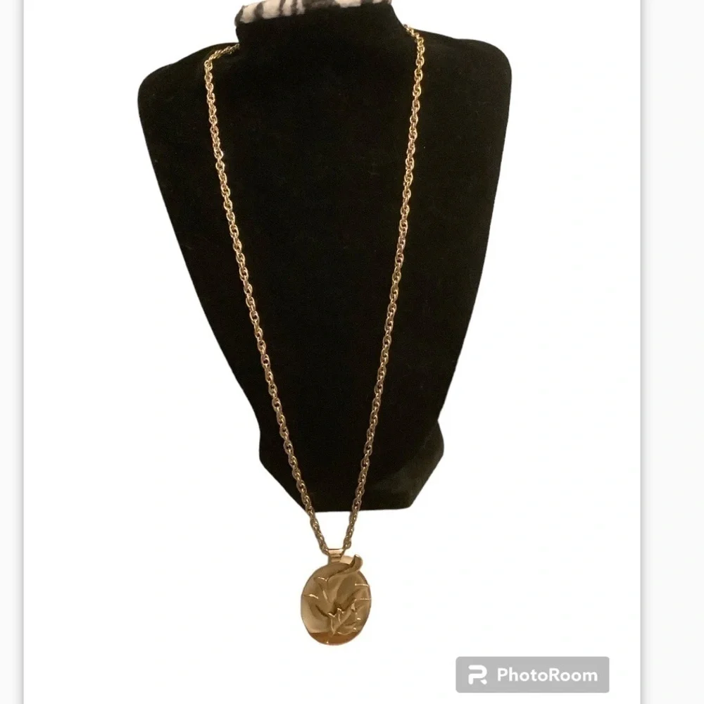 Gold Tone Leaf pendant 24” Fashion necklace